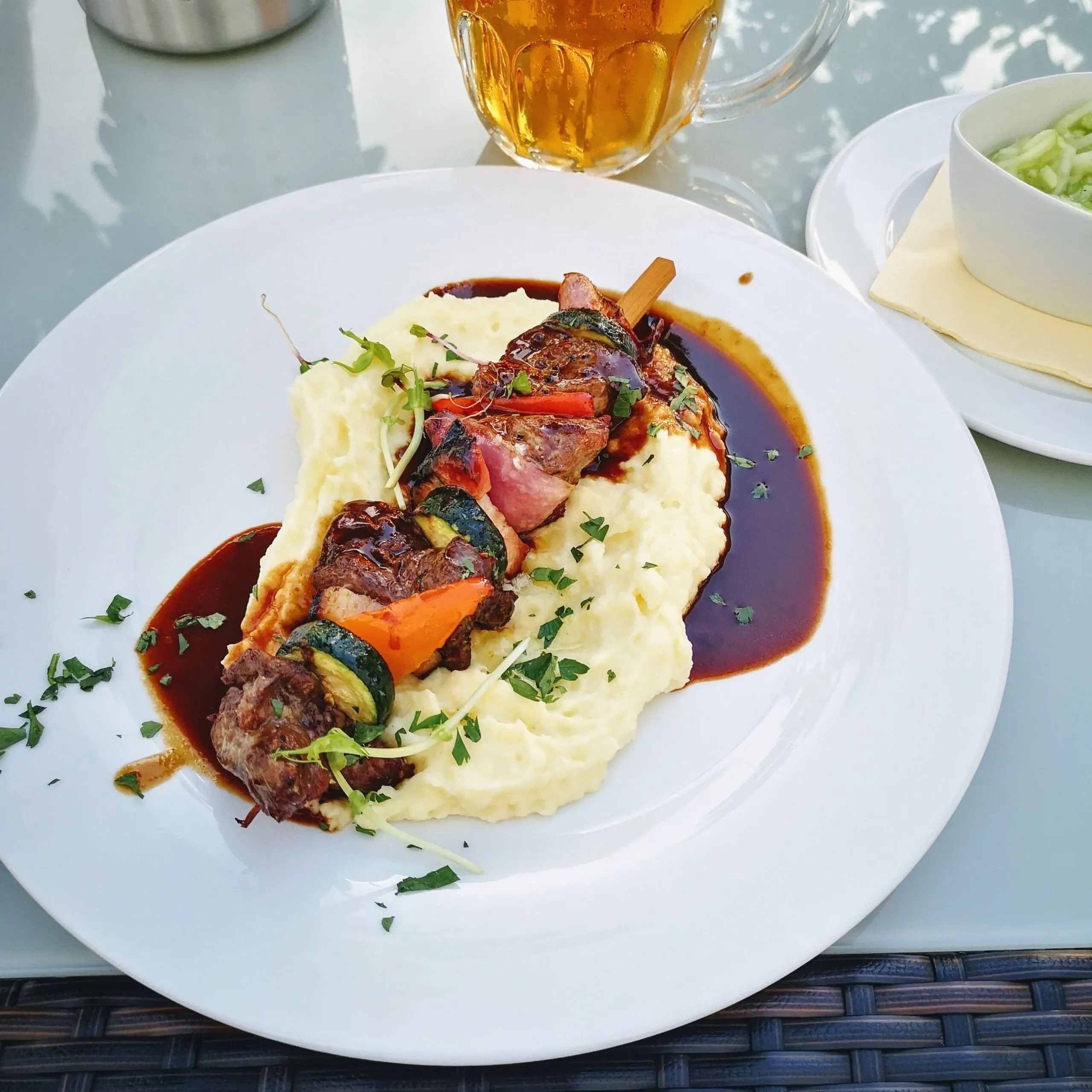 Brochette de bœuf et légumes sur une purée maison, jus réduit